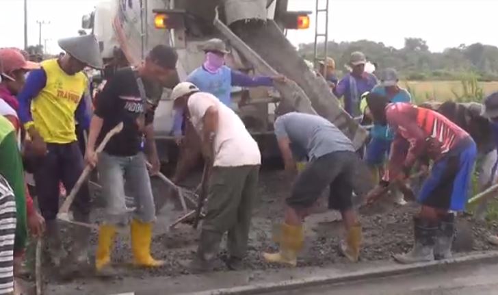Bacaleg Partai Perindo Oni Suwarman Dukung Langsung Pengecoran Jalan Desa Wisata di Subang