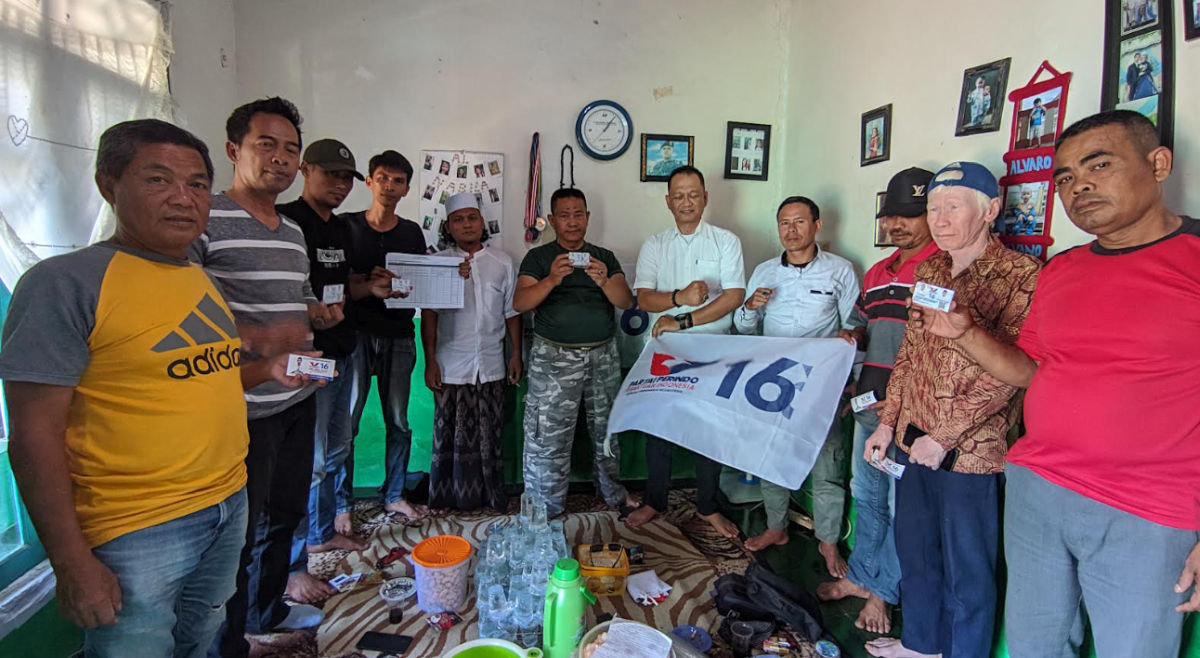 Bacaleg Partai Perindo Rizky Fuzi Bagikan Ratusan KTA Asuransi di Sukabumi