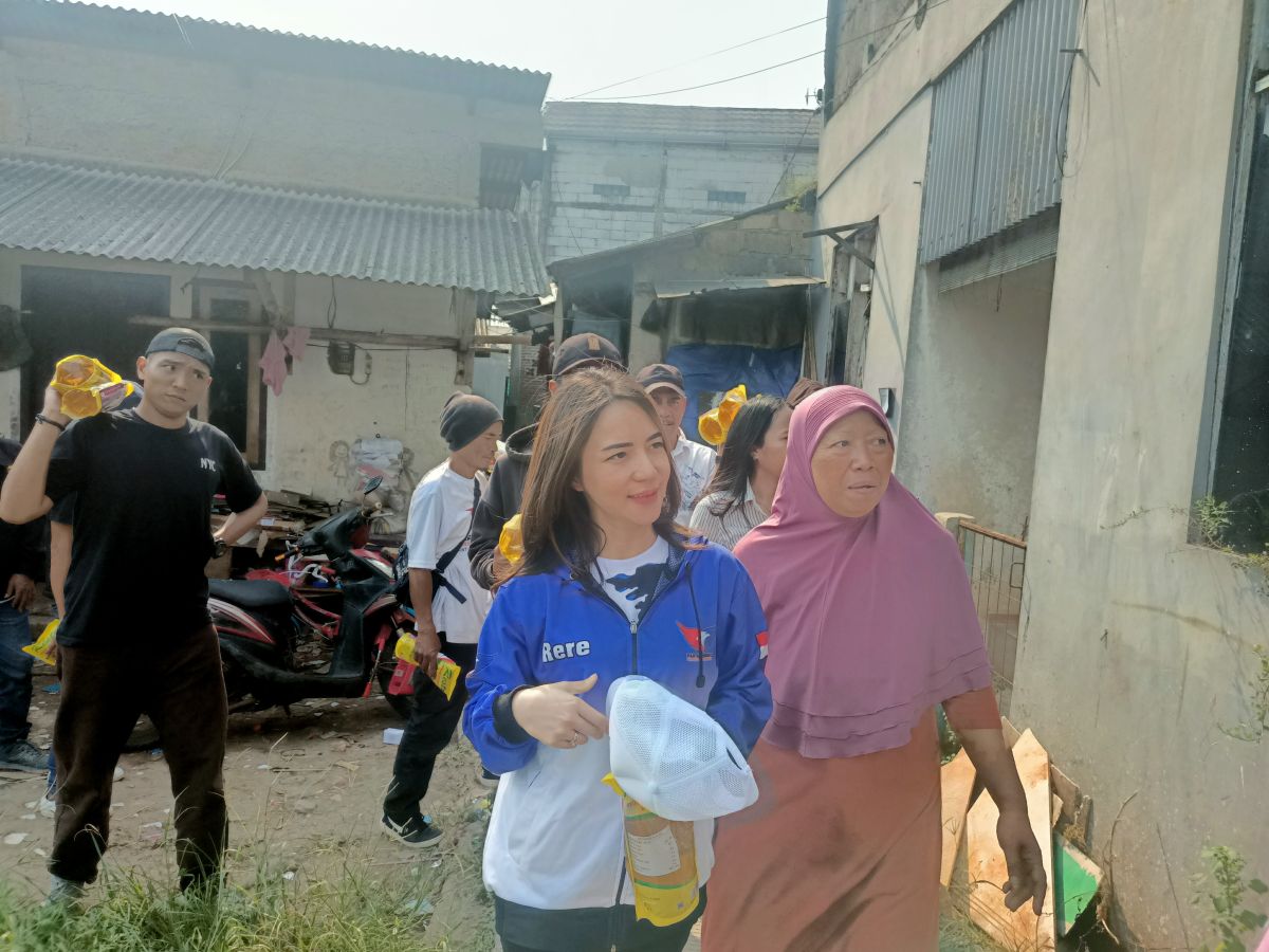 Bacaleg Partai Perindo Tati Sri Hardina Bagikan Ratusan Liter Minyak Goreng di Depok
