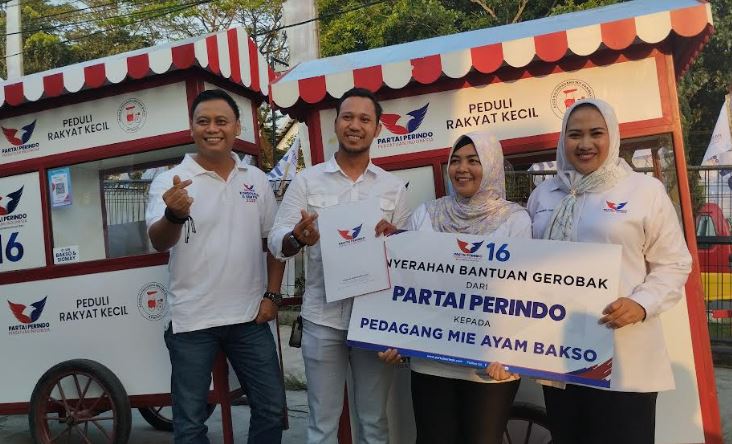 Bagikan Gerobak Gratis, Bacaleg Partai Perindo Vivi Jayabaya Mengaku Tetap Butuh Bantuan Masyarakat