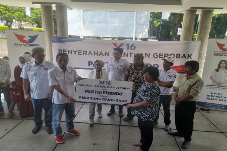 Bantu Ekonomi Masyarakat, Partai Perindo Bagikan Gerobak Gratis ke Pedagang di Tangerang 