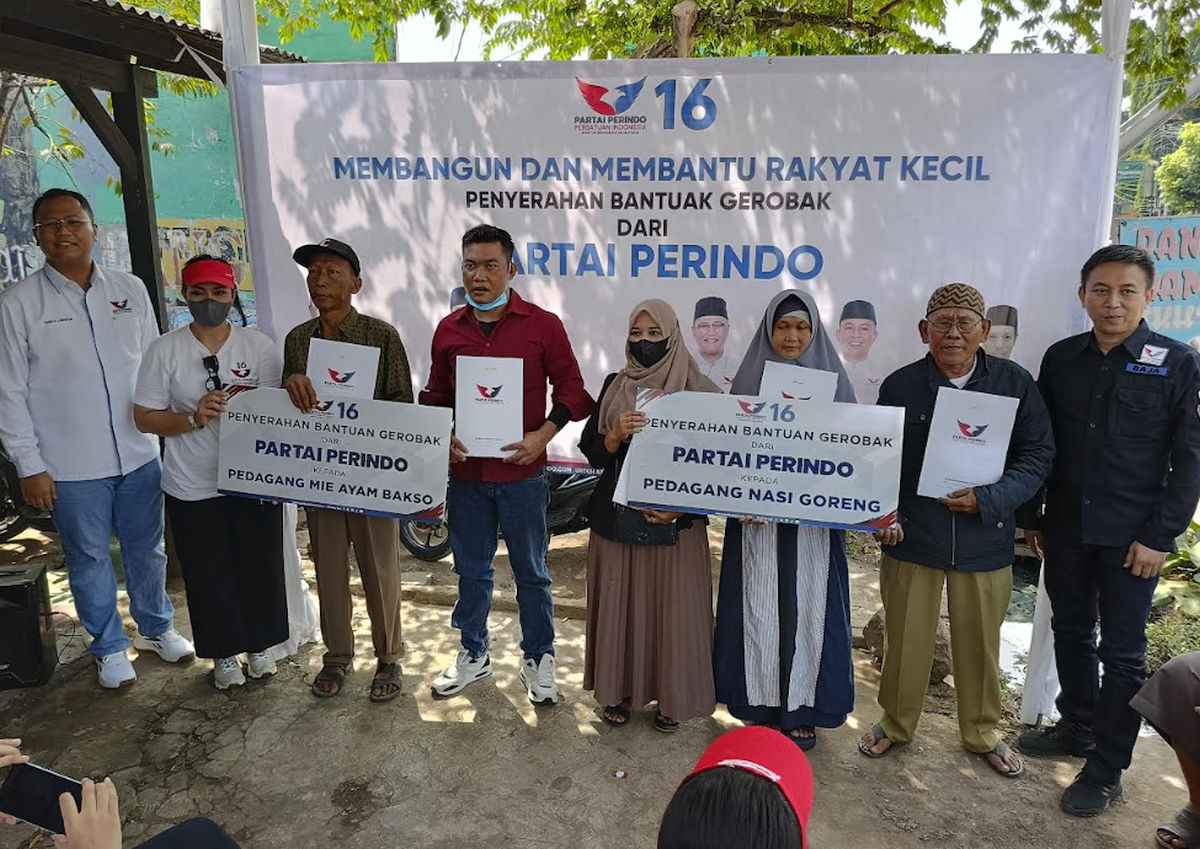 Bagikan Gerobak Perindo di Bogor, Bacaleg Agus Winarno: Tujuannya Indonesia Sejahtera
