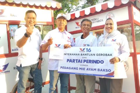 Bagikan Gerobak Perindo, Vivi Jayabaya Ajak Warga Bangkitkan UMKM Lebak 