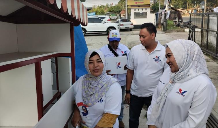 Bagikan Gerobak Perindo, Vivi Jayabaya: Dari Sekarang Kita Harus Turun ke Masyarakat