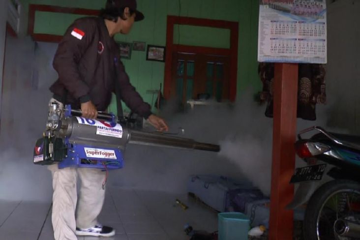 Gempur Fogging di Kendal, Pemuda Perindo Bantu Penyemprotan 