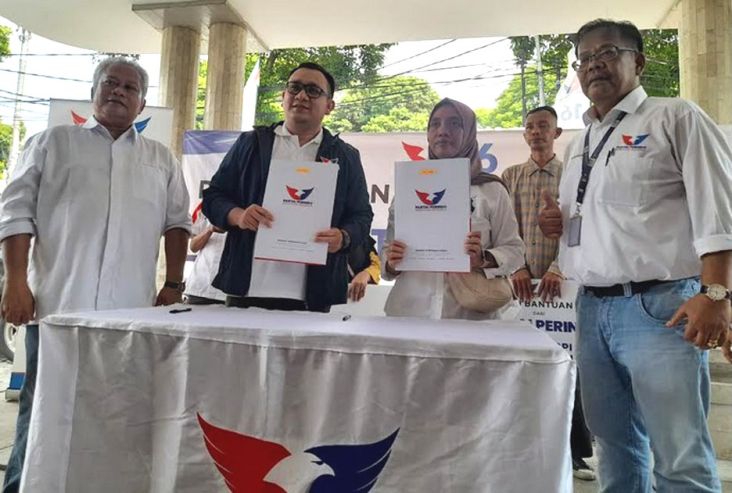 Biasa Jualan Pakai Meja, Pedagang Nasi Uduk Ini Senang Dapat Gerobak Gratis Partai Perindo 