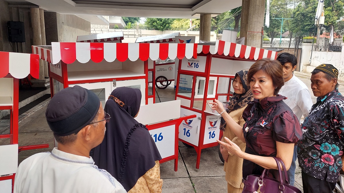 Bagikan Gerobak Perindo ke Pedagang, Ci Mehong: Semoga Tambah Laris