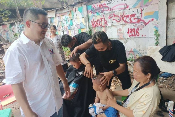Cukur Rambut Gratis Disambut Antusias Warga Kolong Tol Kalijodo, Partai Perindo: Aksi Nyata Turun Langsung 