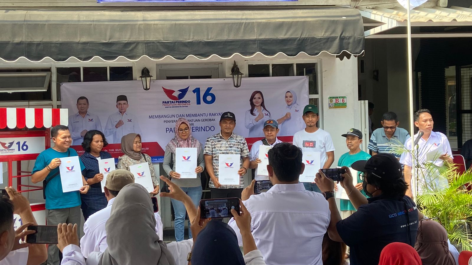 Dapat Bantuan Gerobak Perindo, Pedagang Kupat Tahu: Semoga Semakin Maju