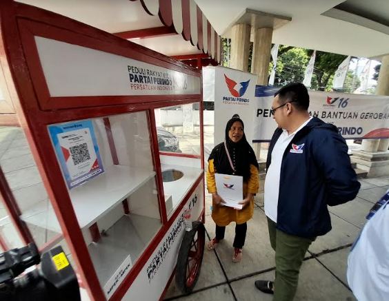 Dapat Gerobak Gratis, Pedagang Makanan: Partai Perindo Maju Terus