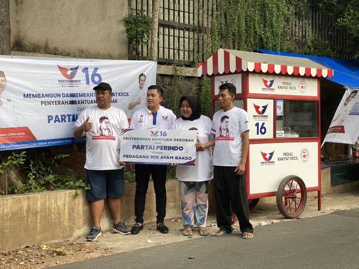 Bacaleg Partai Perindo Diska Berikan Gerobak Gratis ke Pedagang di Cilandak Timur