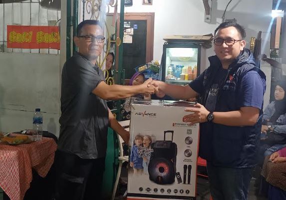 Effendi Syahputra Bagikan APAR dan Soundsystem Portabel ke Warga Petukangan Utara