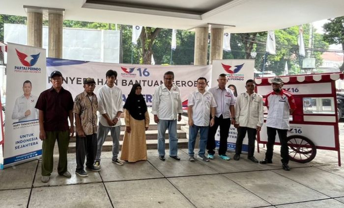Dukung Peningkatan Ekonomi Rakyat, Partai Perindo Kembali Bagikan Gerobak untuk Pedagang