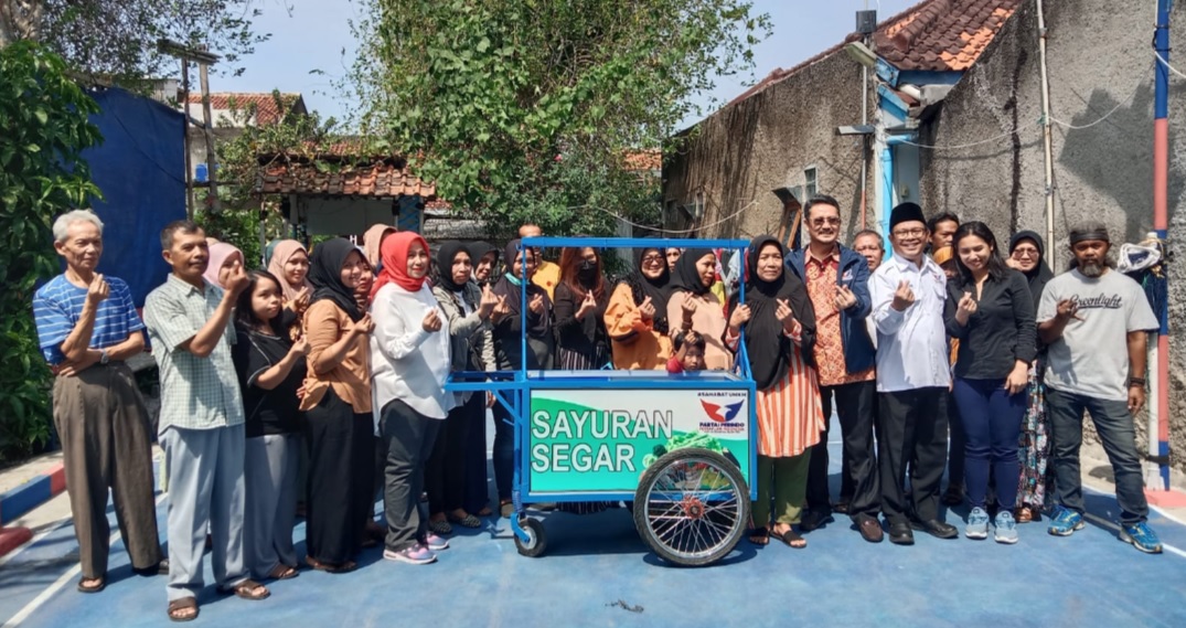 Bagikan Gerobak Gratis di Bandung, Ferry Kurnia: Bukti Nyata Partai Perindo Peduli UMKM