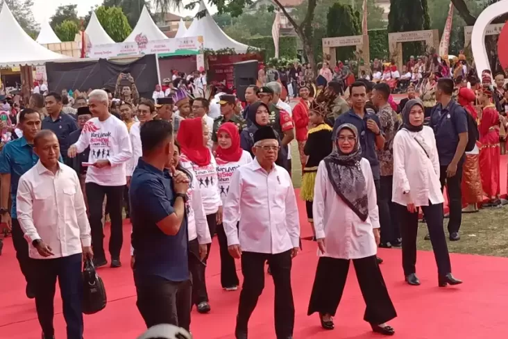 Family Man! Pakai Kaos Hari Anak Nasional saat Dampingi Wapres, Partai Perindo: Ganjar Pemimpin yang Peduli Keluarga Indonesia 