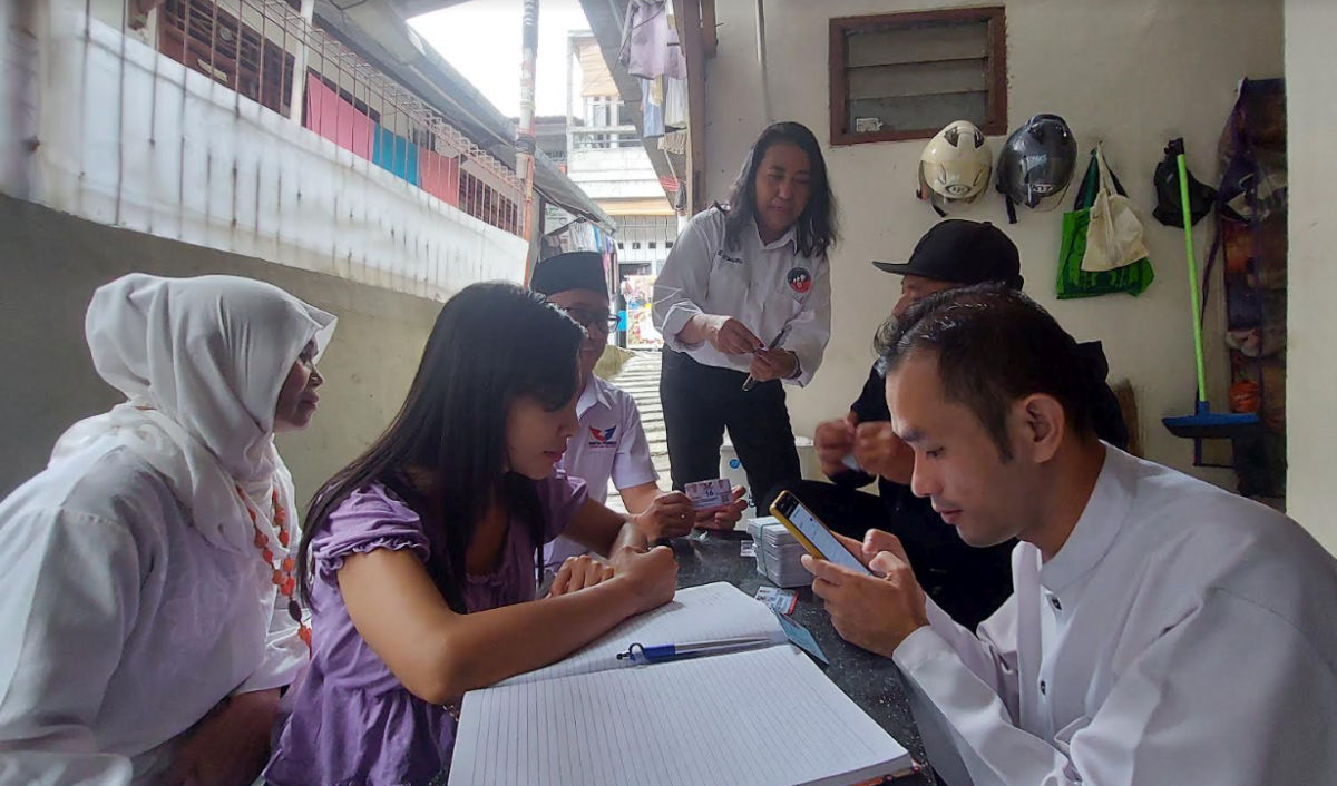 Antusias Daftar KTA Asuransi Gratis dari Bacaleg DPRD DKI, Warga: Partai Perindo Contoh Terbaik Bagi Parpol Lain