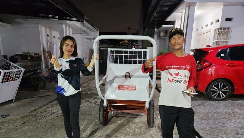 Ingin Lingkungan Masyarakat Bersih, Bacaleg Partai Perindo Depok Bagikan Gerobak Sampah 