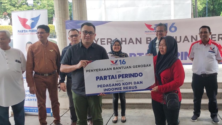Impian Rohani Pedagang Kecil di Jakut Miliki Gerobak Terwujud Seusai Dibantu Partai Perindo