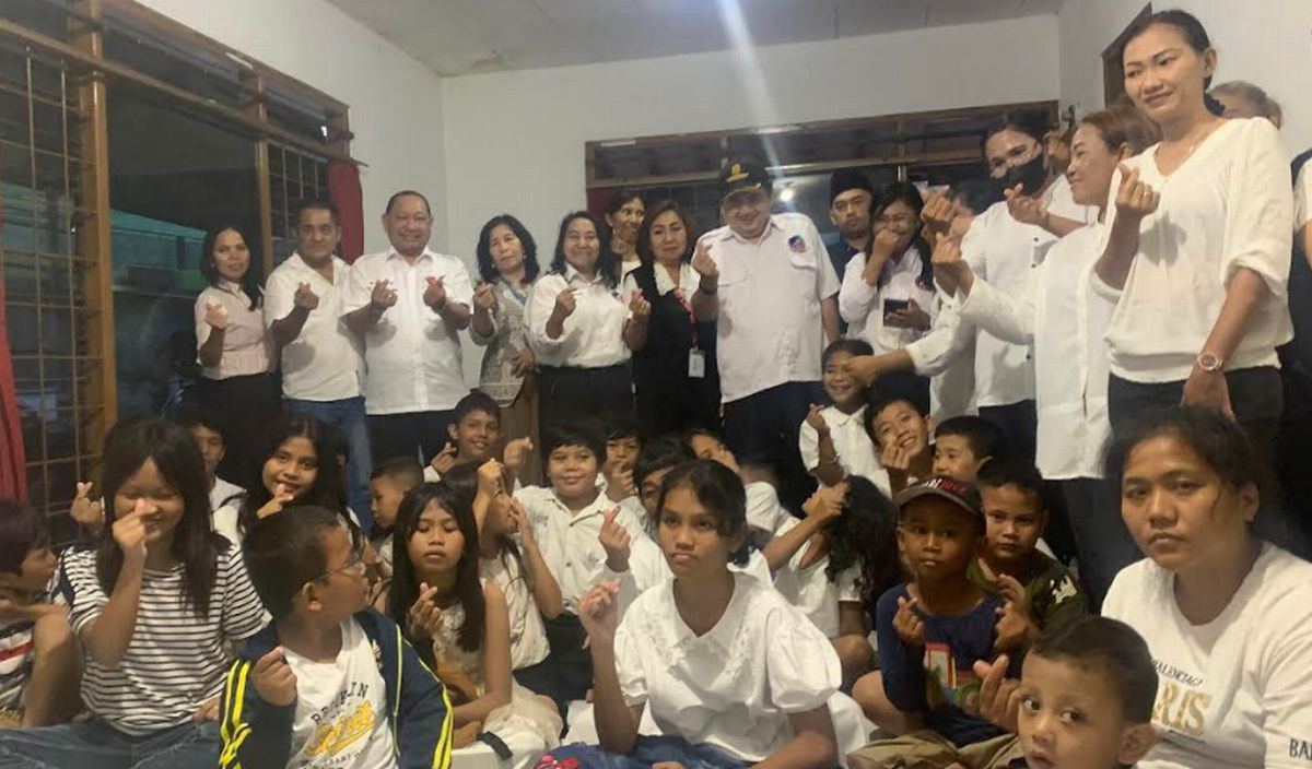 Isi Waktu Liburan, RPA Perindo Bagikan Buku Tulis ke Pelajar di Bekasi