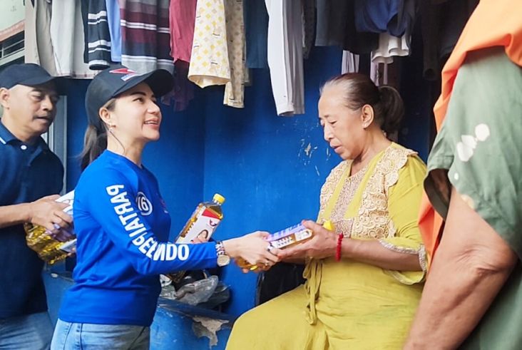 Bagikan Minyak di Pancoran Mas Depok, Caleg Partai Perindo Serukan Jangan Golput 