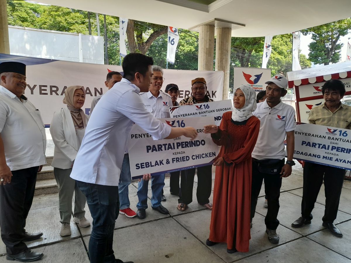Jualan Seblak, Ibu 3 Anak Ini Senang Dapat Bantuan Gerobak Perindo