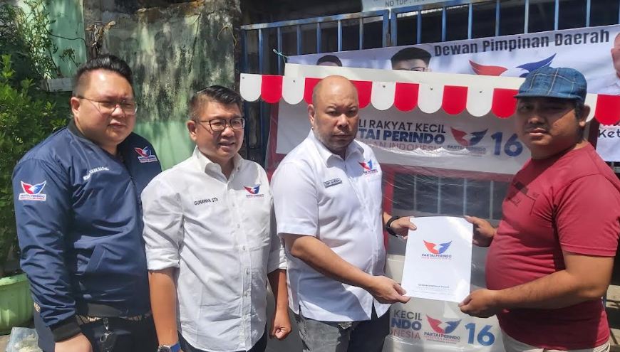 Peduli Rakyat Kecil, Partai Perindo Surabaya Bagikan Gerobak Pada Penjual Penyetan