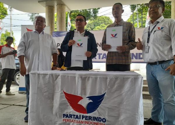 Tingkatkan Perekonomian Masyarakat, Partai Perindo Kembali Bagikan Gerobak Gratis ke Pedagang