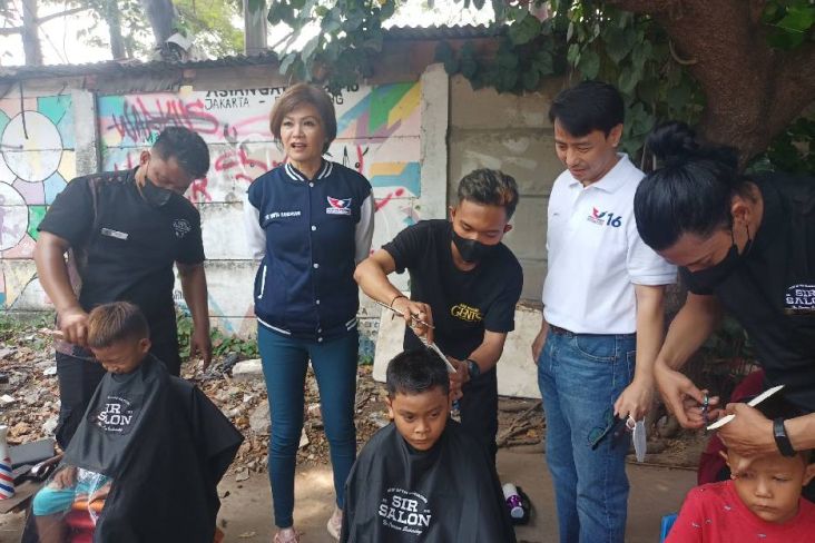 Gelar Cukur Rambut Gratis di Kolong Jembatan Kalijodo, Partai Perindo: Bukti Aksi Nyata, Bukan Jargon Semata 