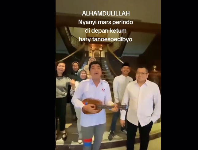 Momen Aldi Taher Nyanyi Mars Perindo di Depan Hary Tanoesoedibjo 