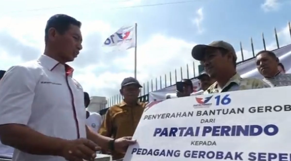 Partai Perindo Berikan Bantuan Gerobak Sepeda ke Pedagang Kecil di Purwokerto