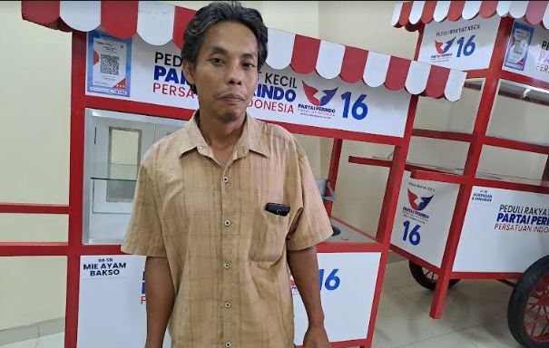 Pedagang Gorengan Terima Gerobak Gratis Perindo: Senang Banget, Pasti Mahal Harganya