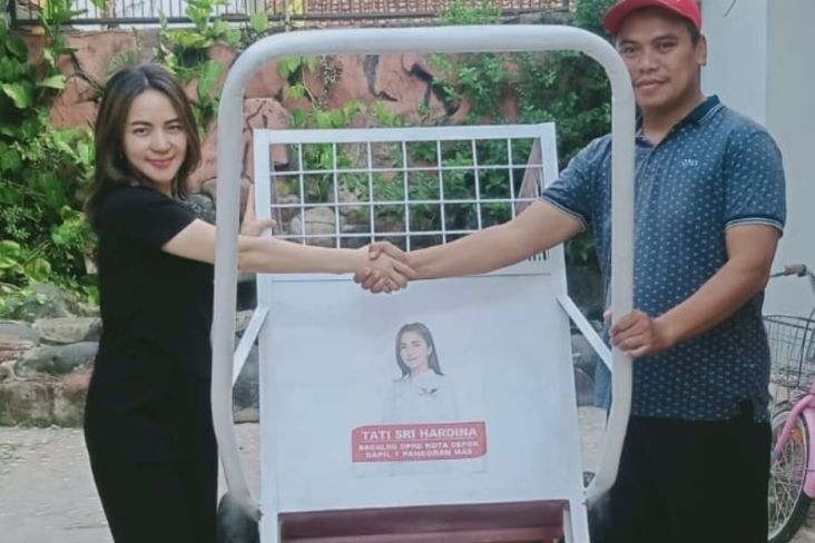 Peduli Kebersihan Lingkungan, Bacaleg Partai Perindo Bagikan Gerobak Sampah di Depok 