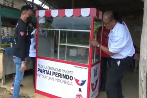 Peduli Pedagang Kecil dan Pemungut Sampah, Partai Perindo Bantu Gerobak 