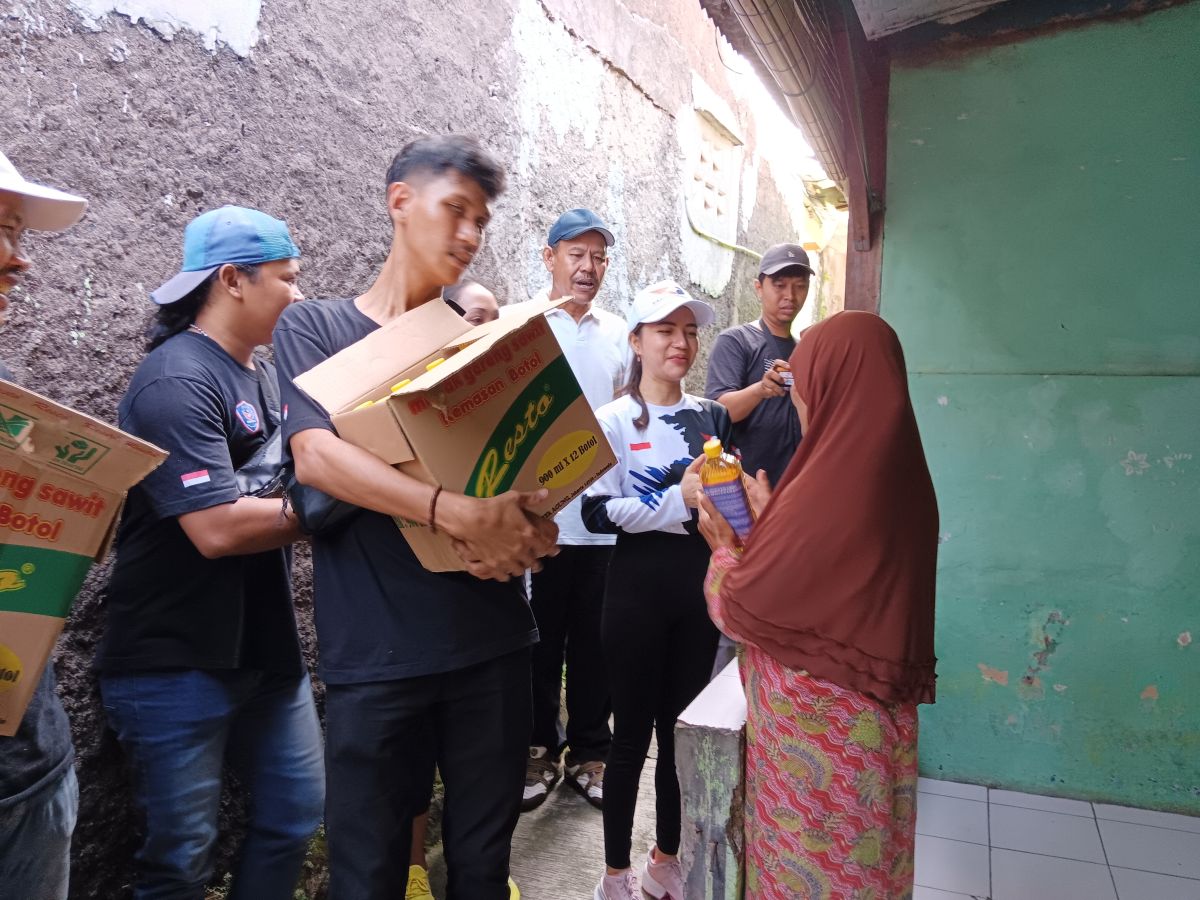 Peduli Warga, Bacaleg Partai Perindo Berbagi 600 Botol Minyak Goreng