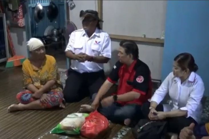 Peduli Warga Kurang Mampu dan Janda Lansia, Bacaleg Partai Perindo Keliling Bagikan Paket Sembako 