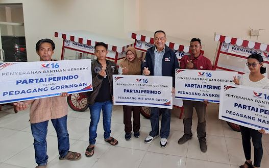 Penerima Bantuan Gerobak UMKM: Jangan Ragukan Hati Kami ke Partai Perindo