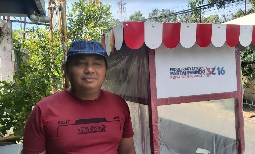 Penjual Penyetan Ini Bersyukur Dapat Gerobak dari DPD Partai Perindo Surabaya