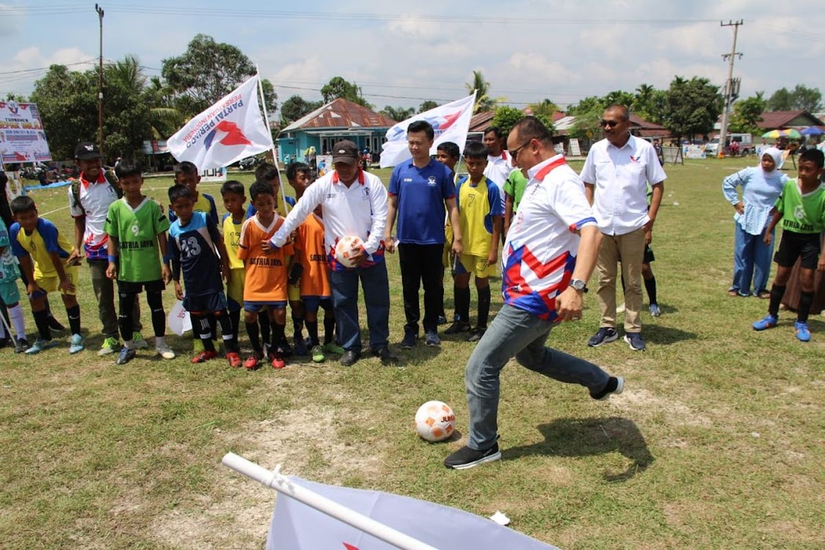 64 Tim Sepak Bola Anak Usia Dini Bertarung Memperebutkan Piala Partai Perindo Siak Riau 