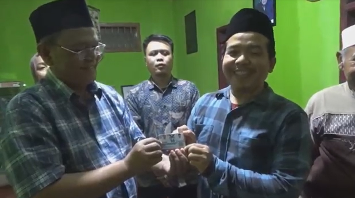 Sambangi Ponpes Sirojul Huda, Abdul Khaliq Serahkan KTA Berasuransi Partai Perindo