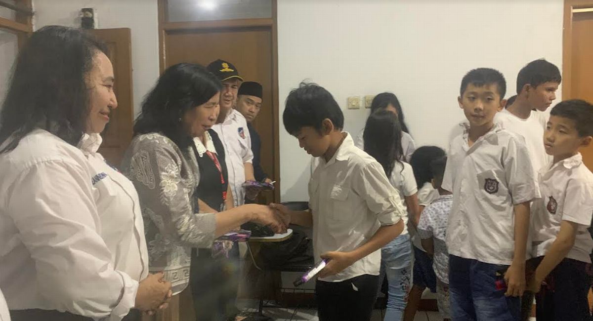 Sambil Bagikan Buku ke Pelajar, RPA Perindo Ajak Orang Tua Beri Suasana Nyaman Bagi Anak
