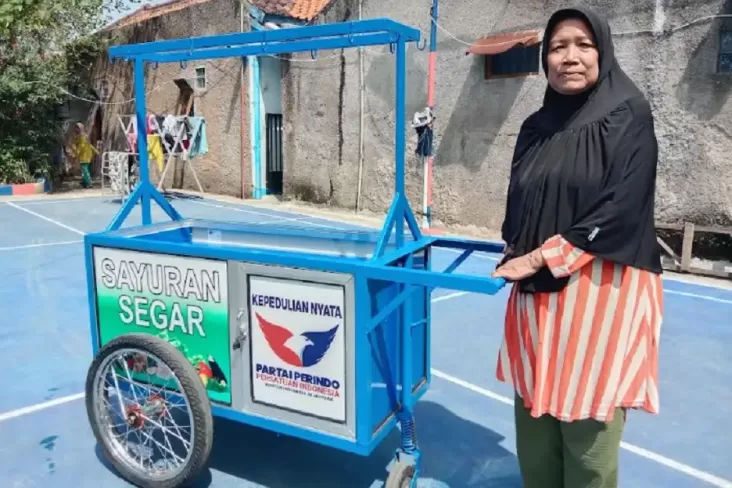 Diberikan Gerobak Perindo, Pedagang Sayur di Bandung: Saya Senang Sekali 