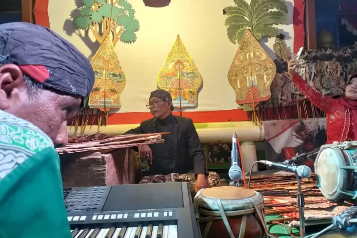 Sosok Dalang Ki Arno Sugito, Ketua DPC Partai Perindo Kalasan yang Jago Mainkan Wayang Kulit 