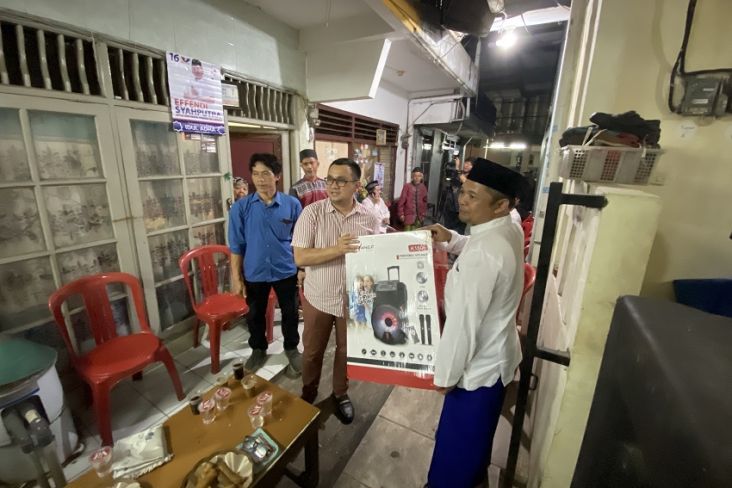 Dapat Bantuan Wireless Speaker, Ketua RT di Kebayoran Lama Kagumi Sosok Bacaleg Partai Perindo Effendi Syahputra 