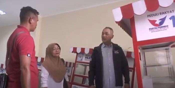 Bacaleg Partai Perindo Syafril Nasution Bagikan Empat Gerobak UMKM di Semarang