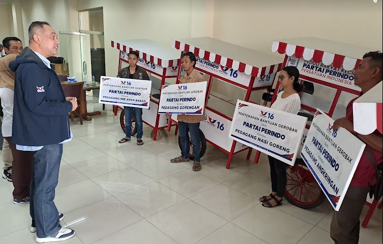 Bacaleg Partai Perindo Syafril Nasution Serahkan Bantuan Gerobak Gratis untuk PKL