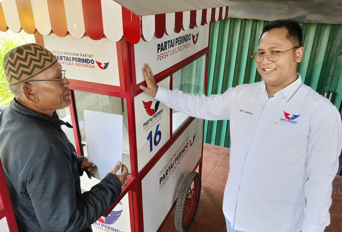Tama S Langkun Bagikan Bantuan Gerobak Perindo di Cileungsi Bogor