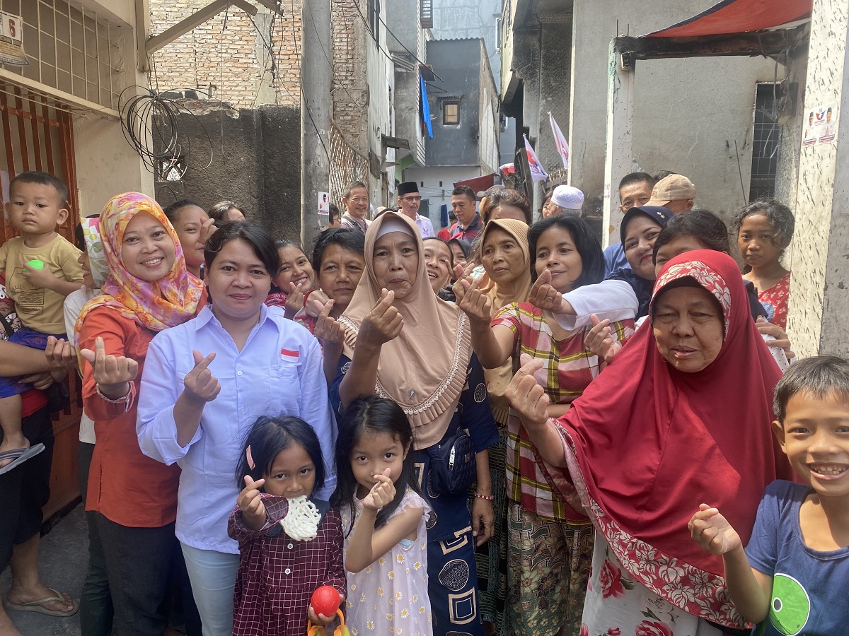Dapat Bantuan dari Bacaleg Partai Perindo, Warga Tambora Sampaikan Terima Kasih