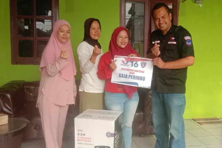 Bacaleg Partai Perindo Beri Bantuan Pengeras Suara untuk Senam Ibu-ibu di Mampang Depok