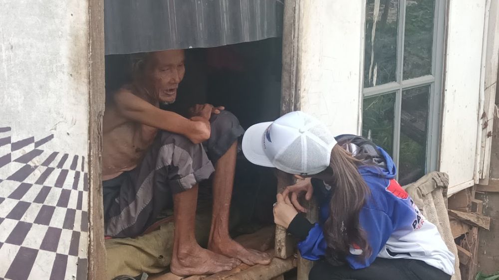 Bacaleg Partai Perindo Depok Tati Sri Hardina Dengarkan Curhat Kakek yang Tinggal di Gubuk 