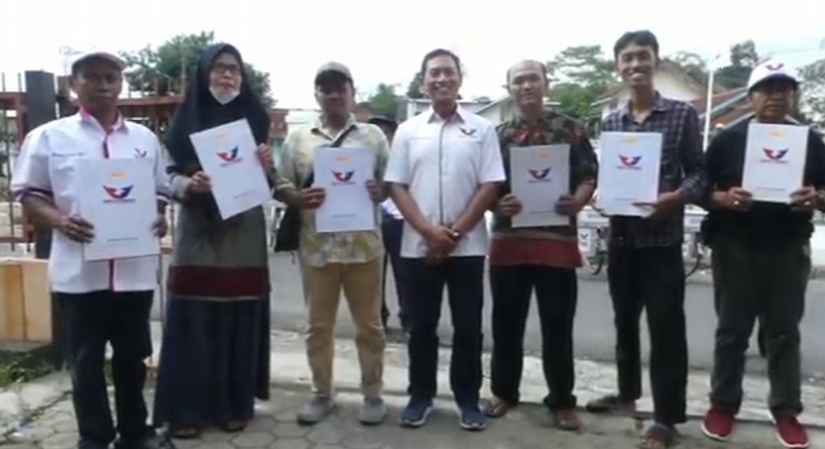 Terima Bantuan Gerobak Sepeda, Pedagang: Perindo Top Partainya Harus Maju!